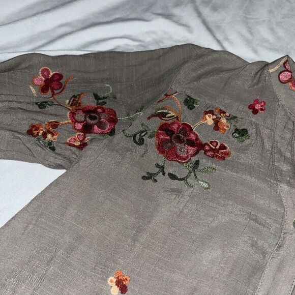 Fig & Flower Top Blouse S Small Taupe Embroidered Floral Roll Tab Sleeve 3A - Picture 5 of 9